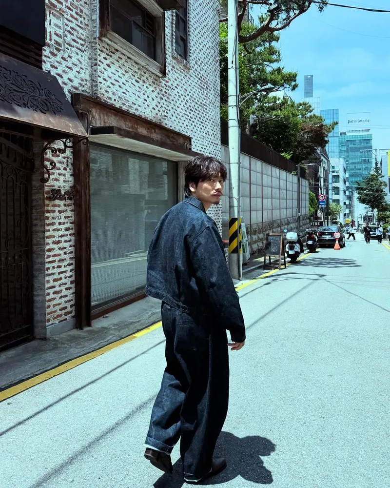 “등 뒤로 흐르는 봄 햇살”…이동휘, 도심 한가운데→묵직한 여운 / 배우 이동휘 인스타그램