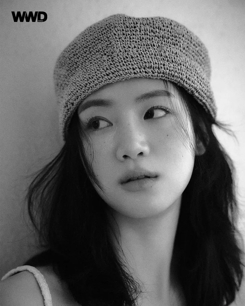 “WWD와의 조우”…박주현, 낮은 목소리로 전한 고요→흑백 속 감성 압도 / 배우 박주현 인스타그램