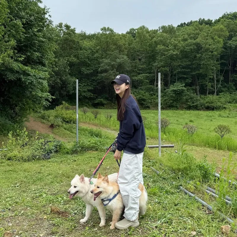 “함께라 더 소중했어요”…솔지, 자연 속 산책→초여름 힐링 완성 / 걸그룹 EXID 솔지 인스타그램