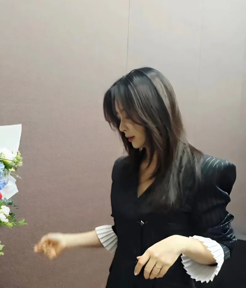 “오랜만의 사진인데 정면샷이 없네요”…송윤아, 부드러운 옆모습→잔잔한 설렘 / 배우 송윤아 인스타그램
