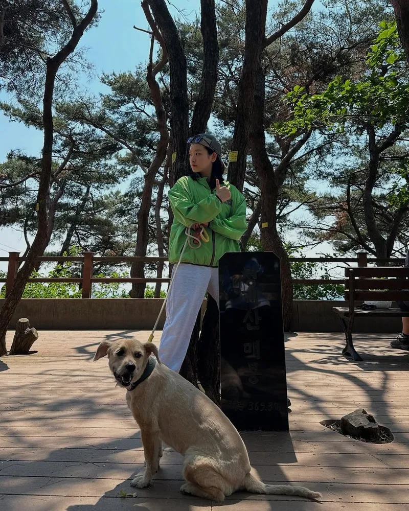 “바람을 등지고 멈춘 시선”…이주영, 산등성이의 여유→힐링 산책 완성 / 배우 이주영 인스타그램