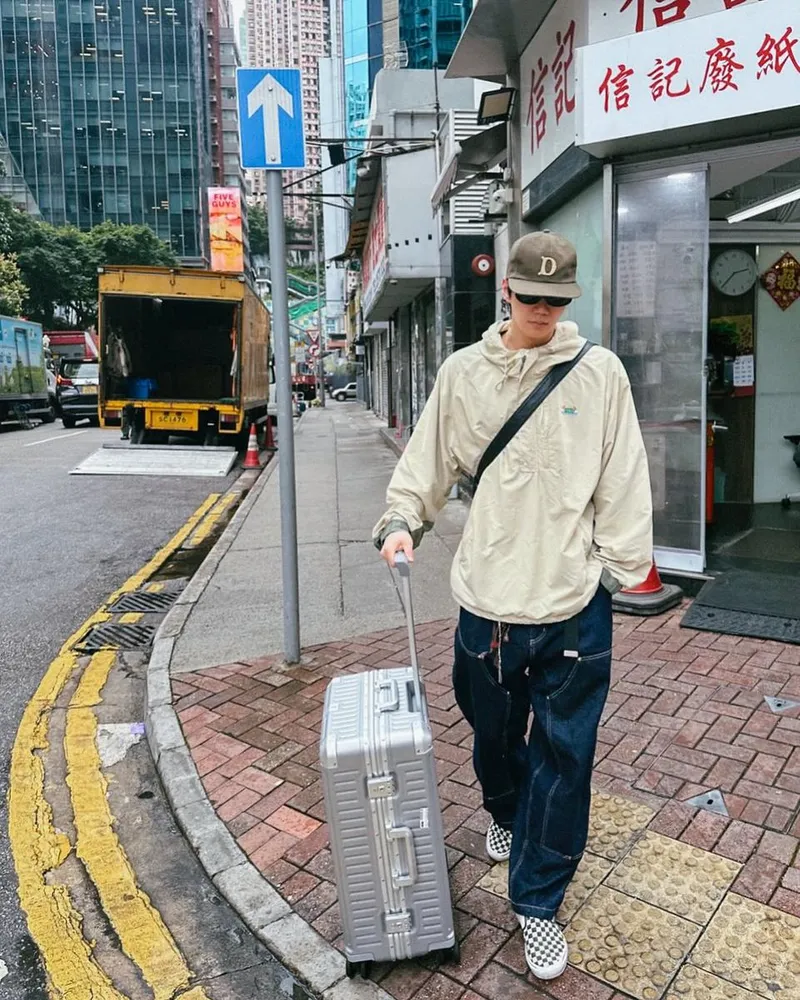 “여행의 설렘은 이런 얼굴”…이준영, 이방의 거리→시선 압도 / 가수, 배우 이준영 인스타그램