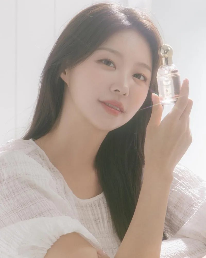 “한 손 가득 번진 플로럴 무드”…정유진, 햇살 머금은 향기→봄날의 청초함 / 솔로지옥4 출연자 모델 정유진 인스타그램