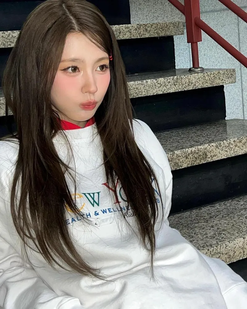 “두 볼 가득 머문 순간”…미연, 계단 위 여운→포근한 봄빛 셀카 / 걸그룹 아이들 미연 인스타그램