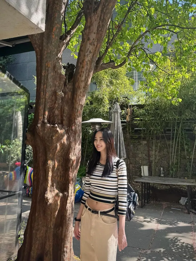 “햇살에 따뜻이 녹아든 순간”…이주연, 초여름의 여유→도시 속 휴식 / 배우, 가수 이주연 인스타그램