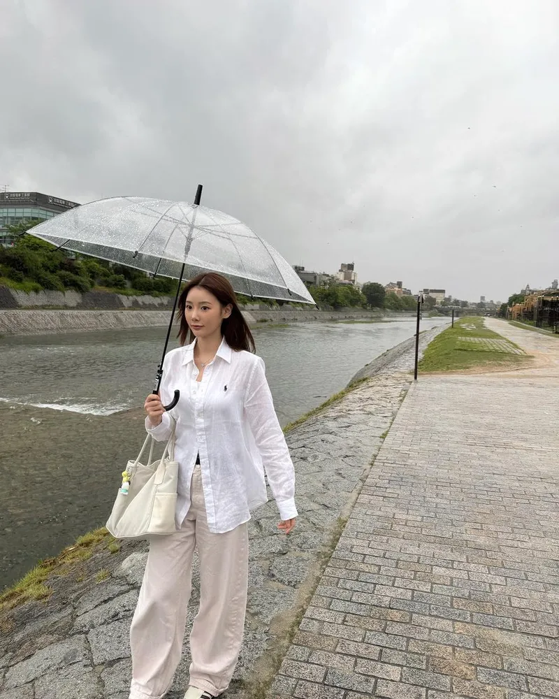 “비 오는 교토의 낭만…아니…”…이유정, 흐린 강변에 잠긴 표정→봄비 속 감성 산책 / 환승연애3 출연자 모델 이유정 인스타그램
