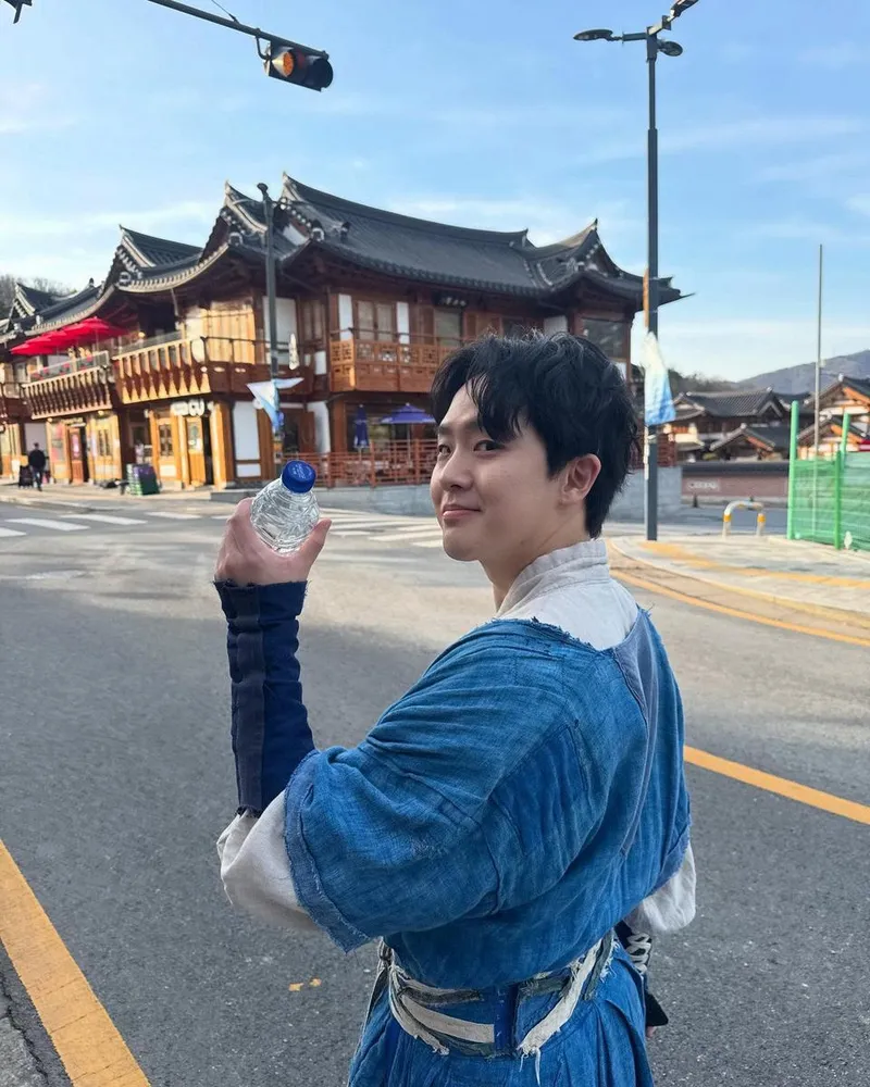 “청명한 오후의 한복 남자”…임규형, 봄 햇살 아래→한옥길 산책 미소 / 뮤지컬배우 임규형 인스타그램