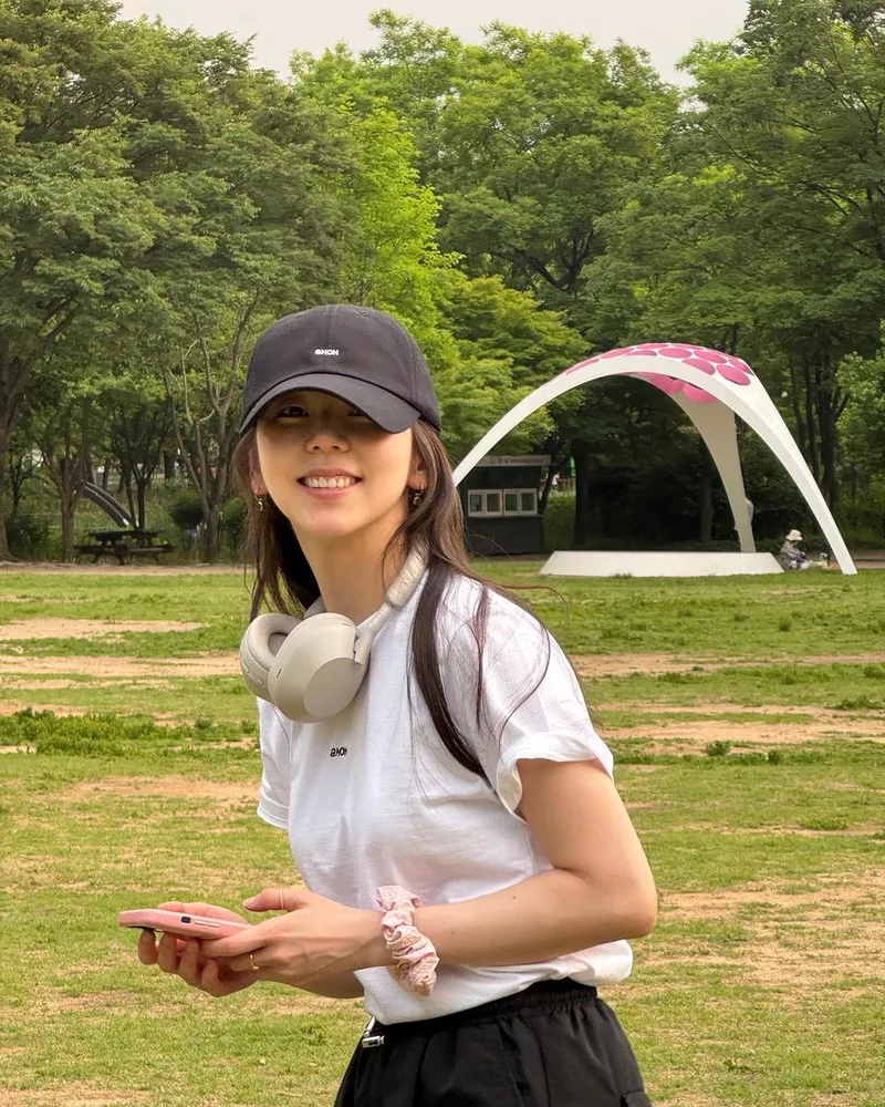 “여유로움에 스며든 미소”…안소희, 초여름 공원→맑은 에너지 / 배우 안소희 인스타그램