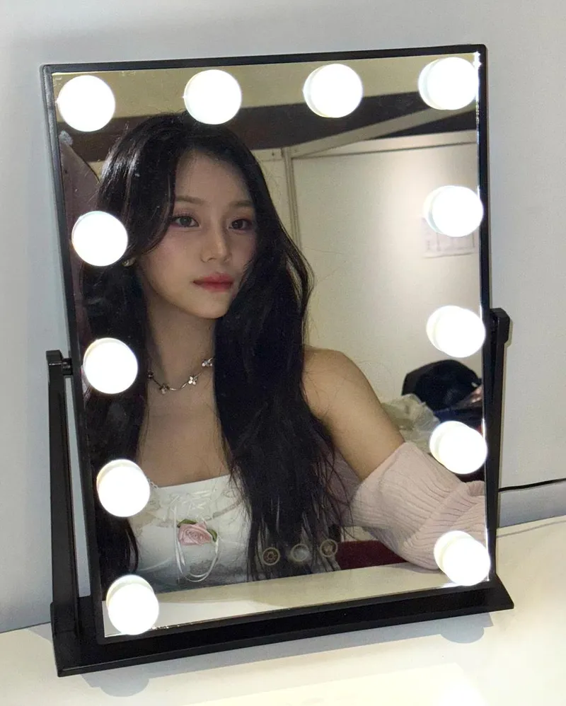 “거울 속 비밀스럽고 고요한 순간”…엄지, 차분한 미소→우아함의 극치 / 걸그룹 비비지 엄지 인스타그램