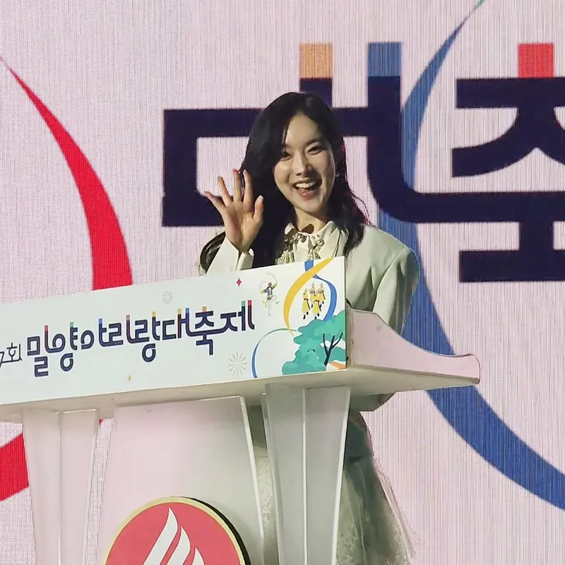 “현실과 이상 그 어딘가”…김나희, 신기루 같은 무대→축제 현장 빛낸 미소 / 트로트가수 김나희 인스타그램