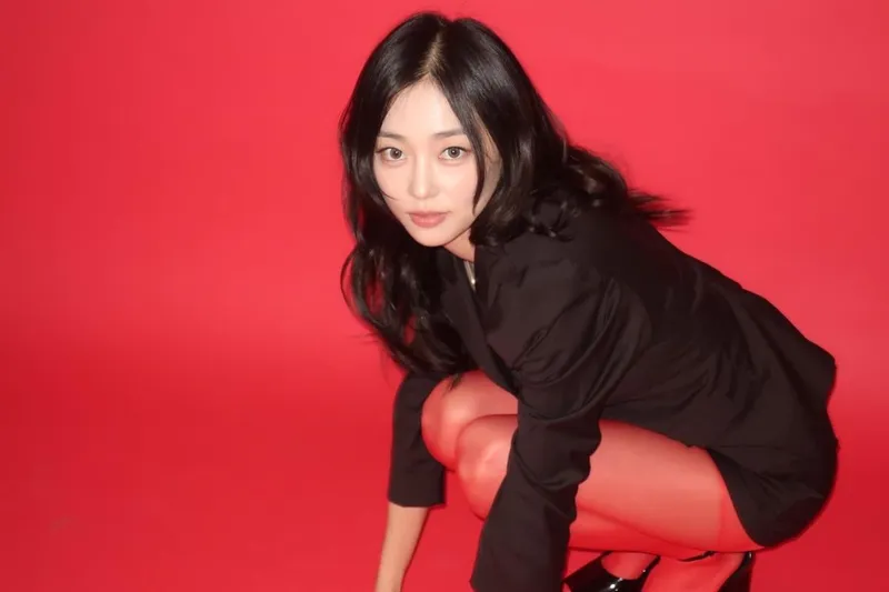 “시선이 붉게 물들던 밤”…장예은, 강렬한 응시→압도적 존재감 / 걸그룹 CLC 장예은 인스타그램