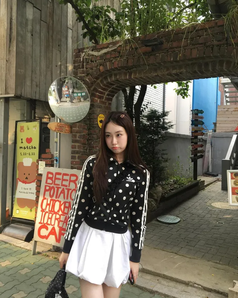 “도트 위로 내려앉은 설렘”…전유진, 신비로운 봄철 감성→도시 소녀의 산책 / 가수 전유진 인스타그램