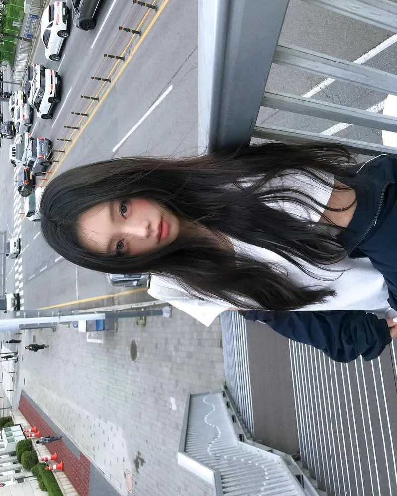 “바람에 머문 오후의 무드”…김선우, 깊어진 시선→도시 초여름 감성 / 인플루언서 김선우 인스타그램