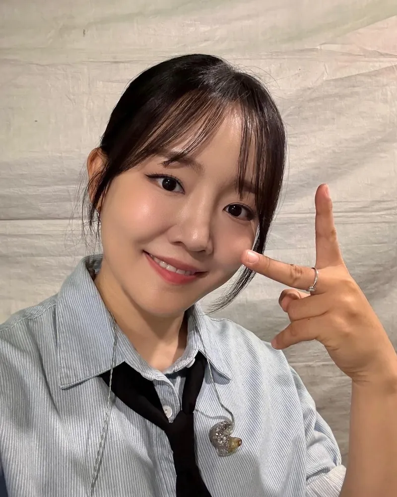 “반짝이는 눈빛 모두 끝내줘따”…윤하, 저녁 무드→청량 감성 가득 셀카 / 가수 윤하 인스타그램
