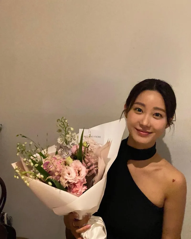 “감사합니댜아”…한그루, 생일의 설렘→꽃과 함께한 환한 미소 / 배우 한그루 인스타그램