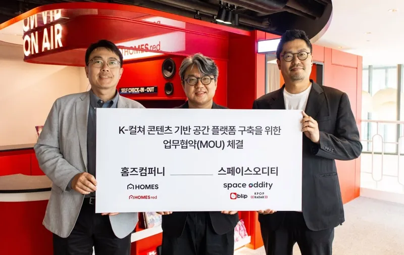“K-팬덤이 직접 만든 공간”…스페이스오디티·홈즈컴퍼니, ‘홈즈레드 명동’→새 오프라인 돌풍 / 스페이스오디티,홈즈컴퍼니