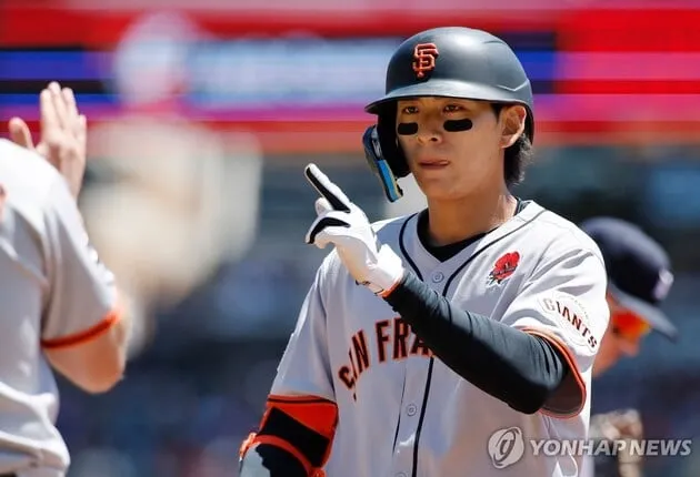 “메모리얼 데이 추모”…이정후·김혜성, 양귀비꽃 패치 달고 출전→MLB 일제 묵념 / 연합뉴스