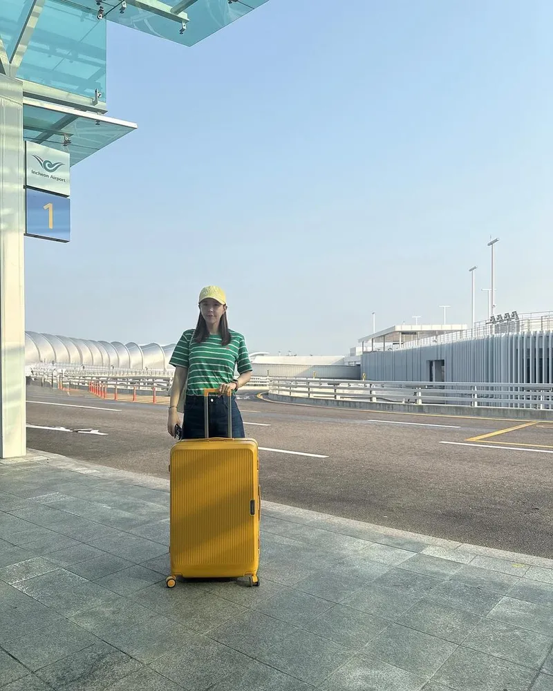 “최애 캐리어 노랑이 끌고 가보자”…신지, 공항 아침→설렘 가득한 여정 시작 / 코요태 신지 인스타그램
