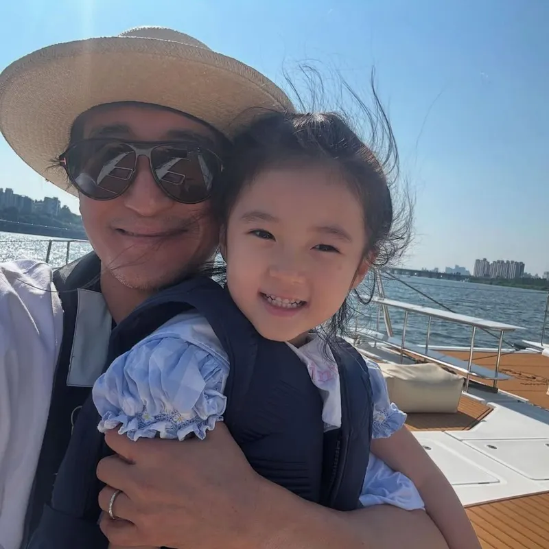 “네 집 내실에 결실한 포도나무처럼”…신현준, 가족과 맞이한 봄날→따스한 미소 / 배우 신현준 인스타그램