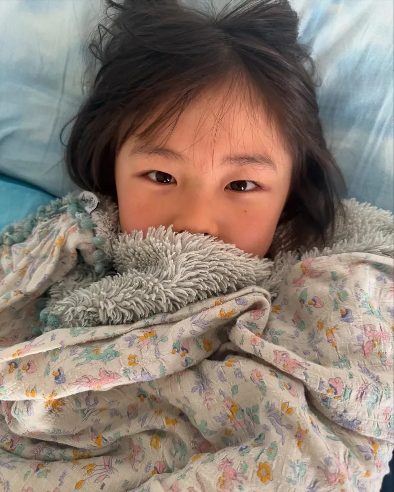 “꼬리한 냄새는 엄마라 했지”…김나영, 애착이불 속 아들→따스한 성장의 기록 / 방송인 김나영 인스타그램