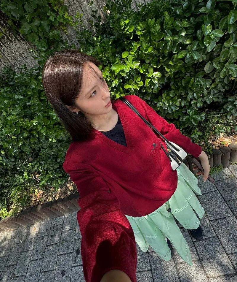 “슈슈통입고 n번째 결혼식”…효민, 이른 햇살 아래→싱그러운 초여름 산책 / 걸그룹 티아라 효민 인스타그램