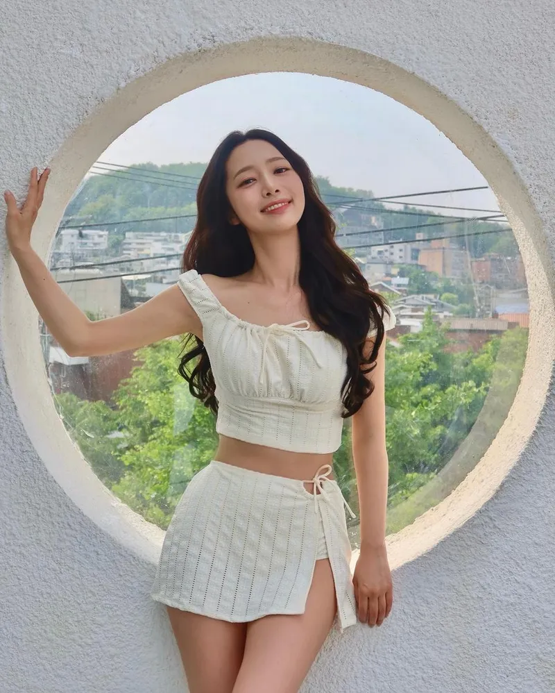 “청순한 바람이 스며든 오후”…조서연, 여름 기운→리조트 무드 완성 / 아나운서 조서연 인스타그램