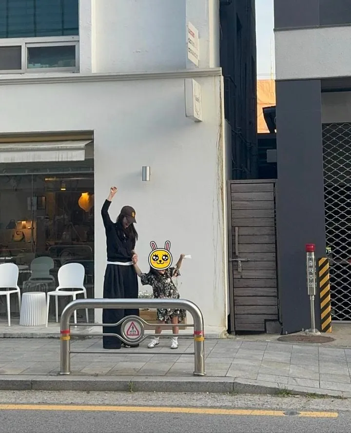 “붕어빵 딸과 손잡고 산책”…최지우, 따스한 봄날→일상 속 훈훈함