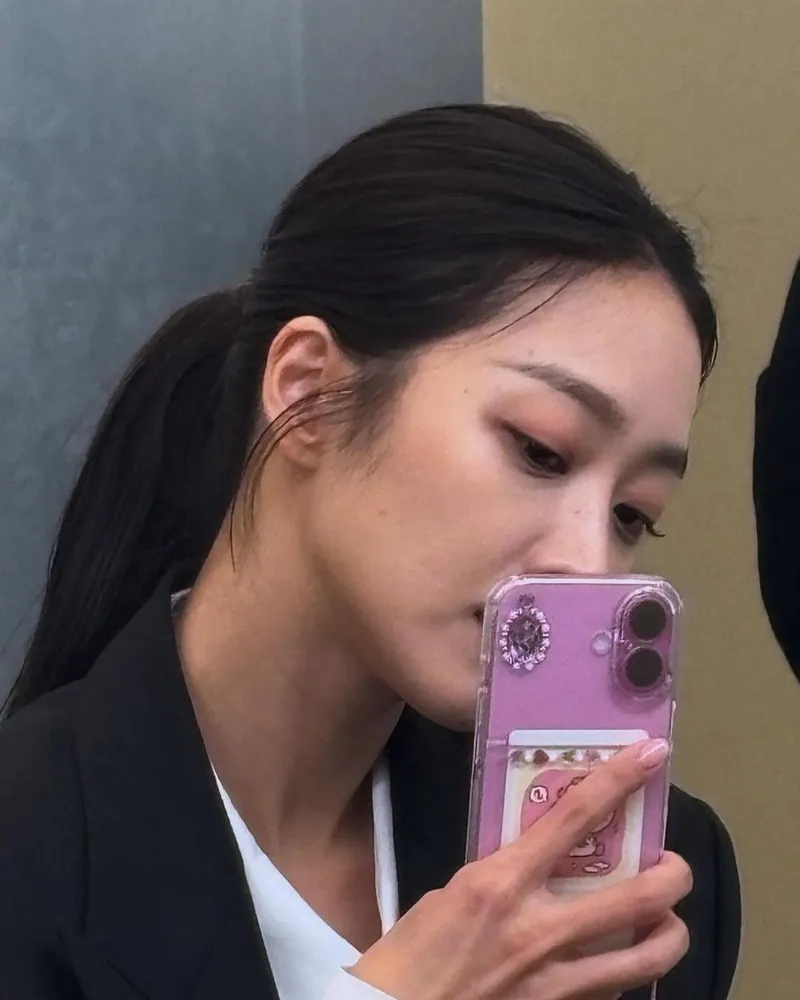 “고요한 시선이 머문 곳”…조보아, 정제된 일상→도회적 셀카 / 배우 조보아 인스타그램