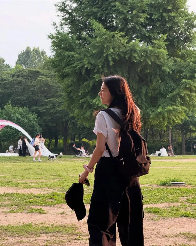“오늘 오후 6시, 설렘 가득”…안소희, 초여름 공원→따사로운 여유 담은 산책 / 배우 안소희 인스타그램