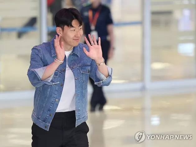 “UEL 우승 메달 퍼포먼스”…손흥민, 금의환향→팬 환호 속 귀국 / 연합뉴스