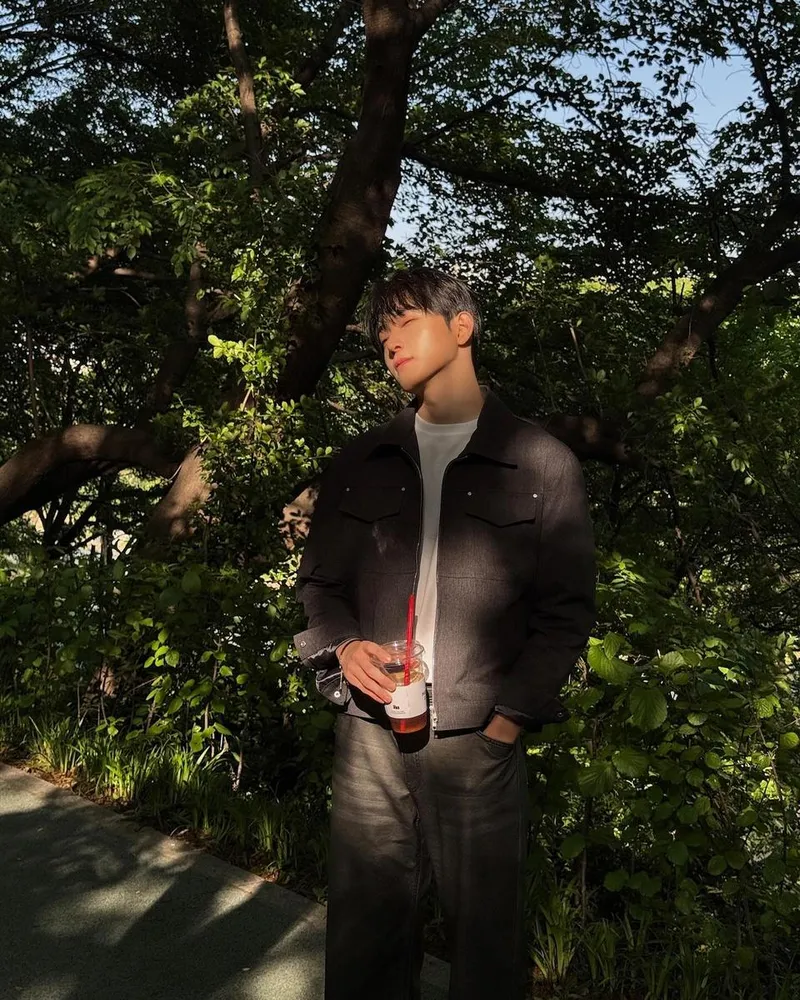 “잔잔히 스며드는 오후 빛”…국동호, 나른한 시선→싱그러운 산책 감성 / 솔로지옥4 출연자 회계사 국동호 인스타그램