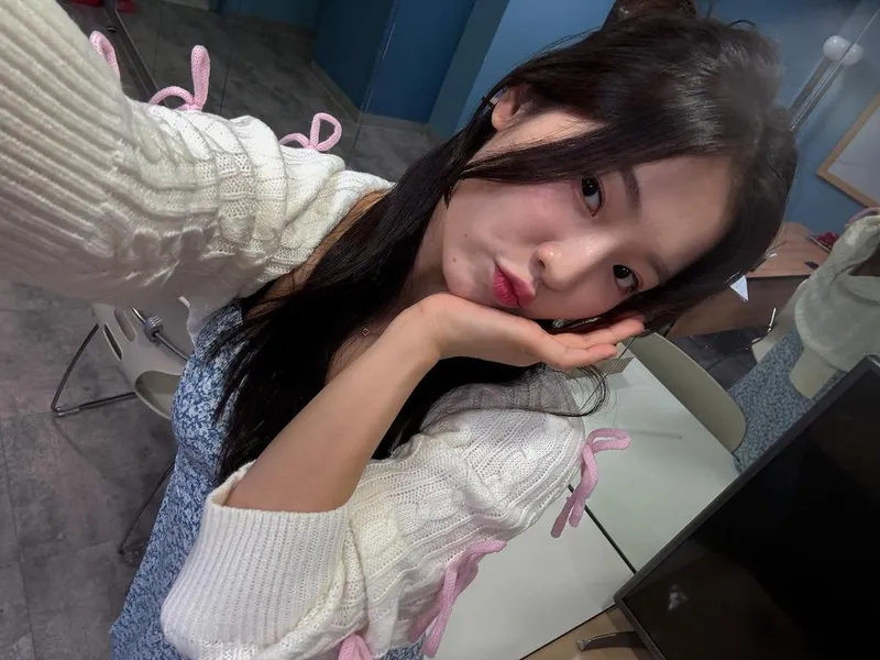 “치통샷”…정효빈, 상큼한 장난기→초여름 청순미 대폭발 / 가수 정효빈 인스타그램