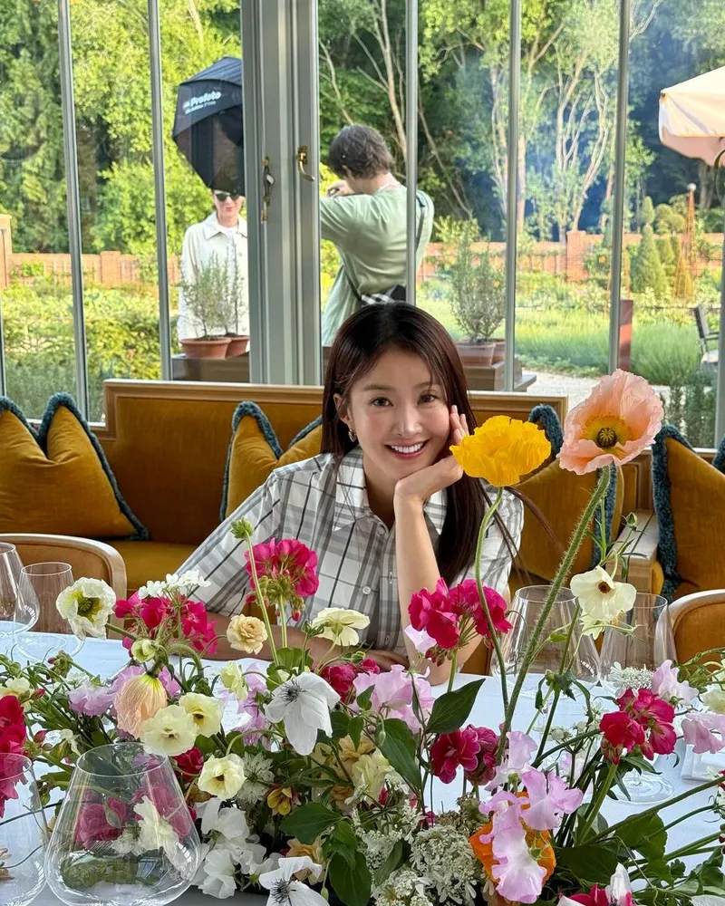 “동화 속 하루 같았어요”…이시영, 고요한 미소→영국 감성 가득한 테이블 / 배우 이시영 인스타그램