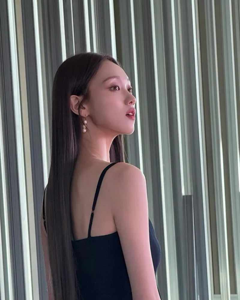 “빛을 머금은 옆선”…이성경, 고요한 오후→압도적 존재감 / 배우 이성경 인스타그램