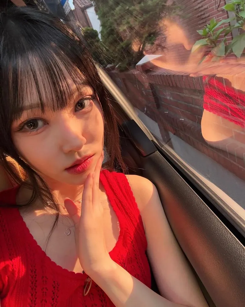 “유리창 너머 붉은 오후”…유주, 반사된 시선→감각적 셀카 미학 / 걸그룹 여자친구 유주 인스타그램