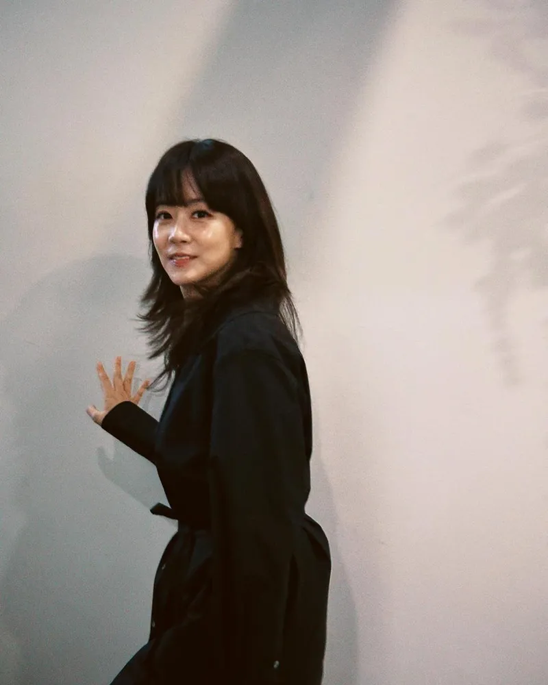 “필름처럼 흐르는 오후”…류현경, 부드러운 미소→잔상 남긴 순간 / 배우 류현경 인스타그램