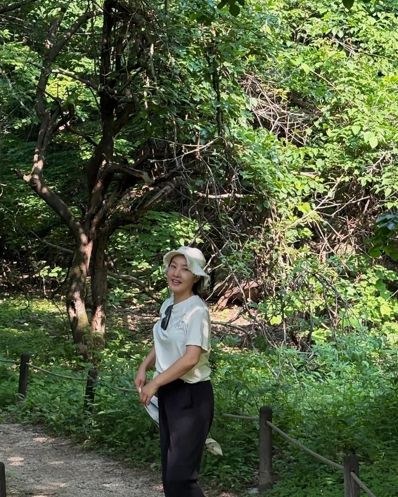 “초록빛에 머문 한순간”…박지영, 햇살 머금은 산책→초여름 여운 / 배우 박지영 인스타그램