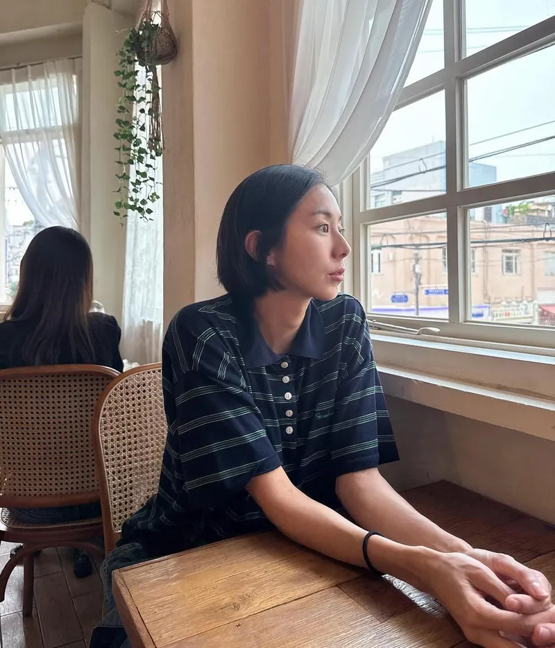 “케이쿠 기다림”…유이, 창가의 여유→초여름 감성 소진 / 가수, 배우 유이 인스타그램
