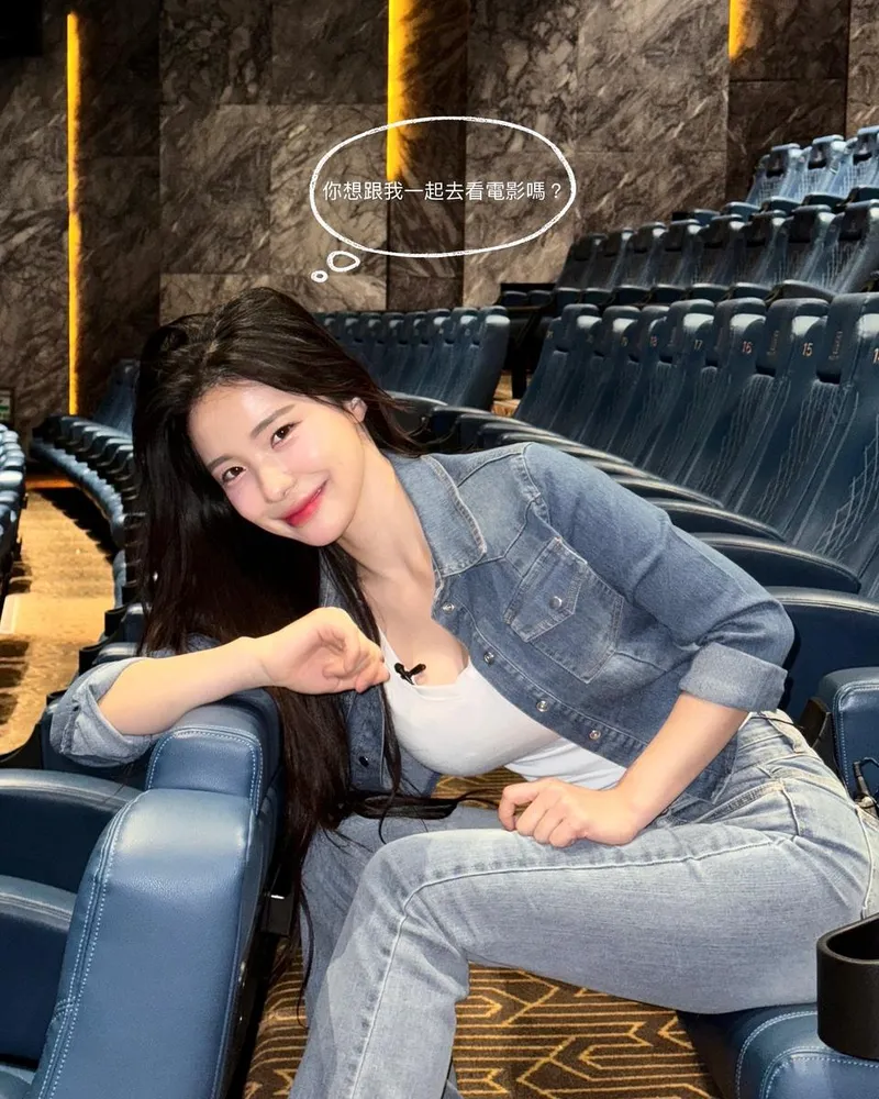 “나랑 영화 볼 사람”…이다혜, 여름 밤의 설렘→관객 유혹 미소 / 치어리더 이다혜 인스타그램