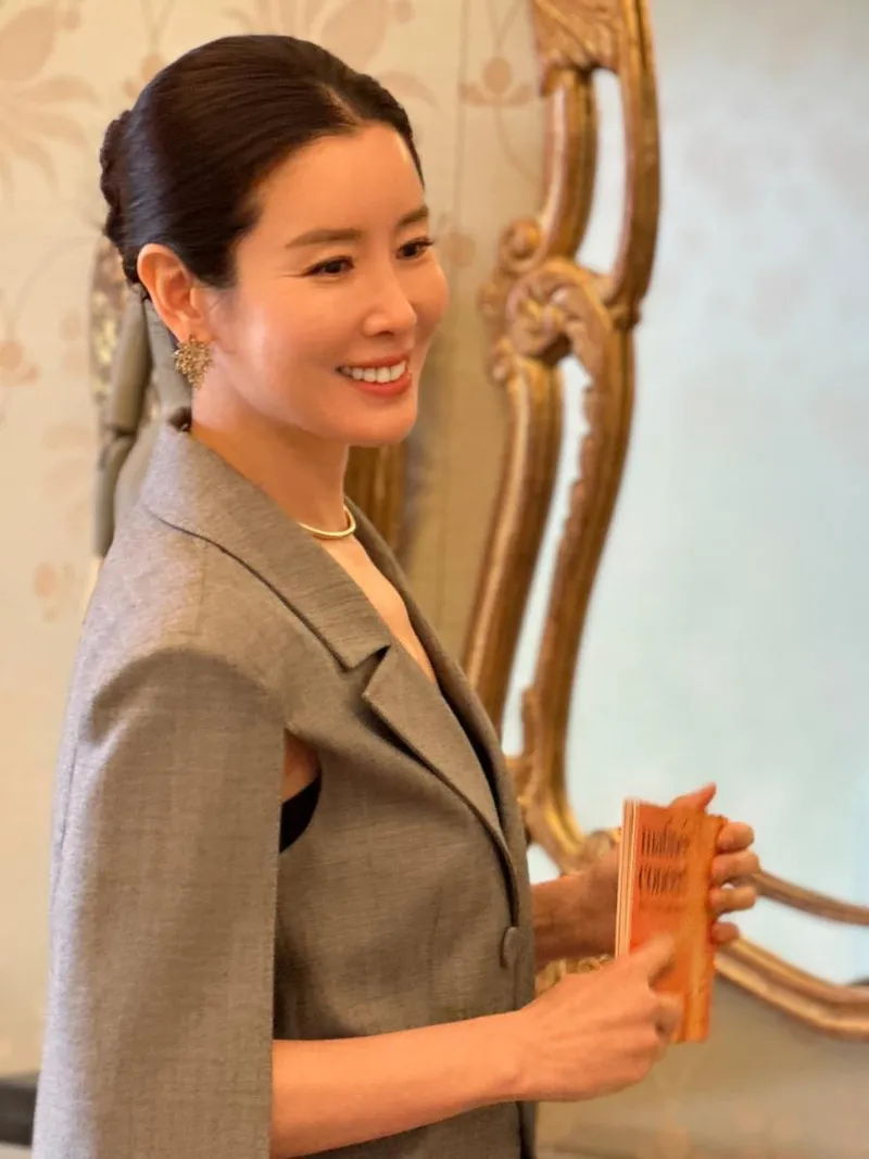 “오늘을 보내며”…이태란, 은은한 미소→품격의 순간 포착 / 배우 이태란 인스타그램