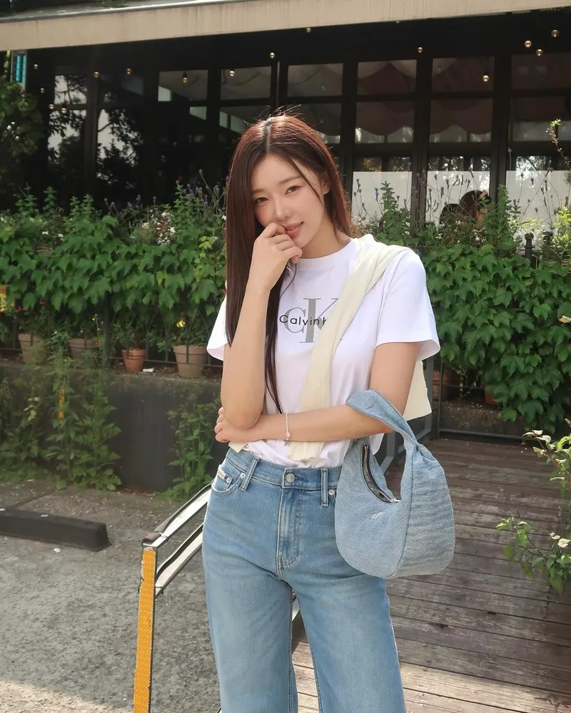 “햇살 닮은 청량한 미소”…이시안, 눈부신 여름→청량 감성 폭발 / 솔로지옥4 출연자 모델 이시안 인스타그램