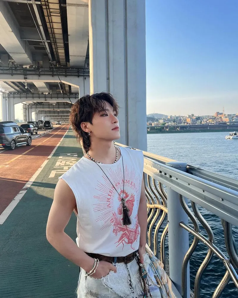 “잔잔한 강바람 속 자신만의 시간”…디노, 생일 오후→강변 빛에 물든 여유 / 그룹 세븐틴 디노 인스타그램