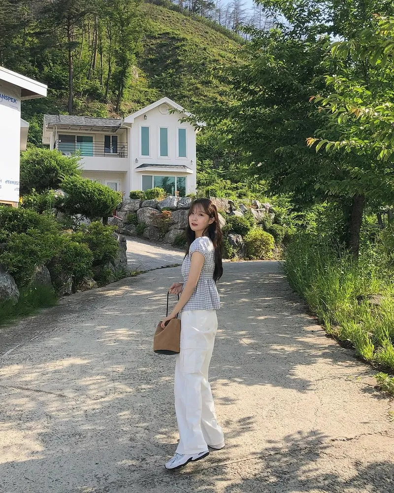 “더워도 꽃은 못 지나쳐”…이서경, 초여름 햇살→청순 일상 감성 / 환승연애3 출연자 치위생사 이서경 인스타그램