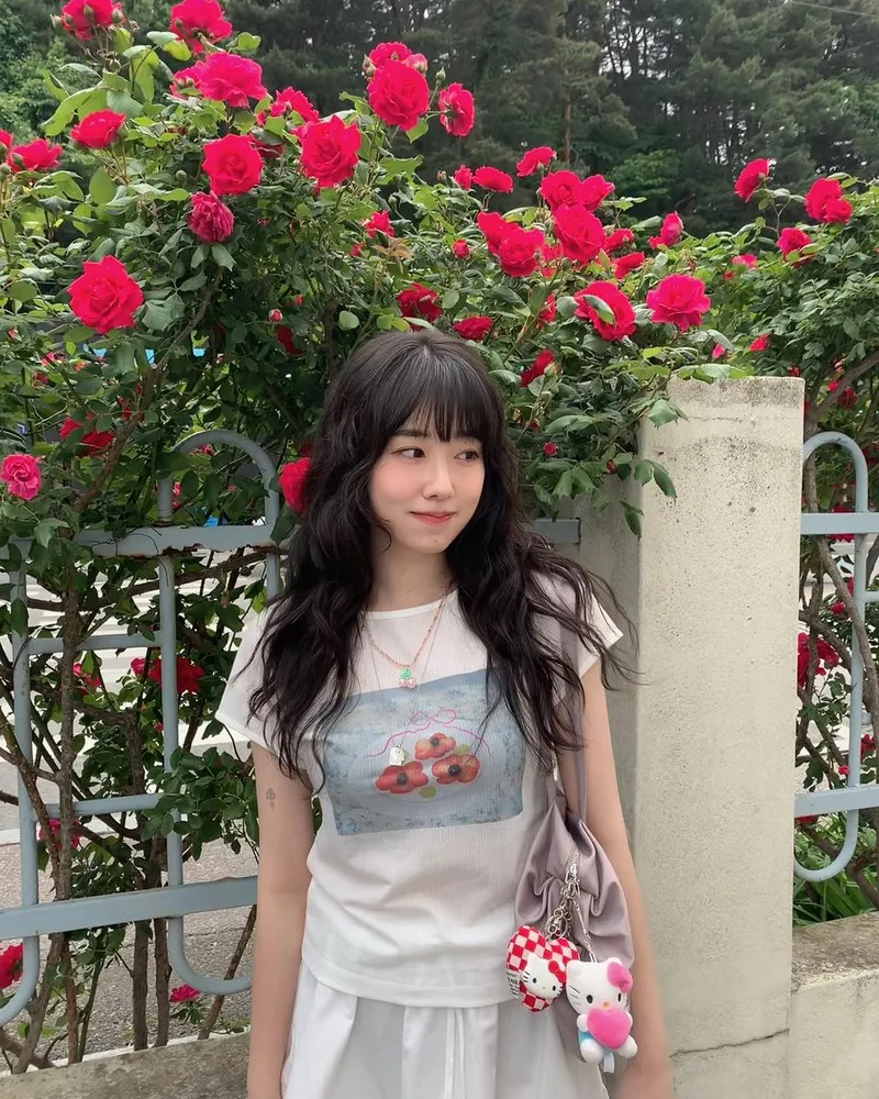 “장미보다 빛났던 오후”…보라미유, 초여름 정원→수채화 한 장면 / 가수 보라미유 장보람 인스타그램