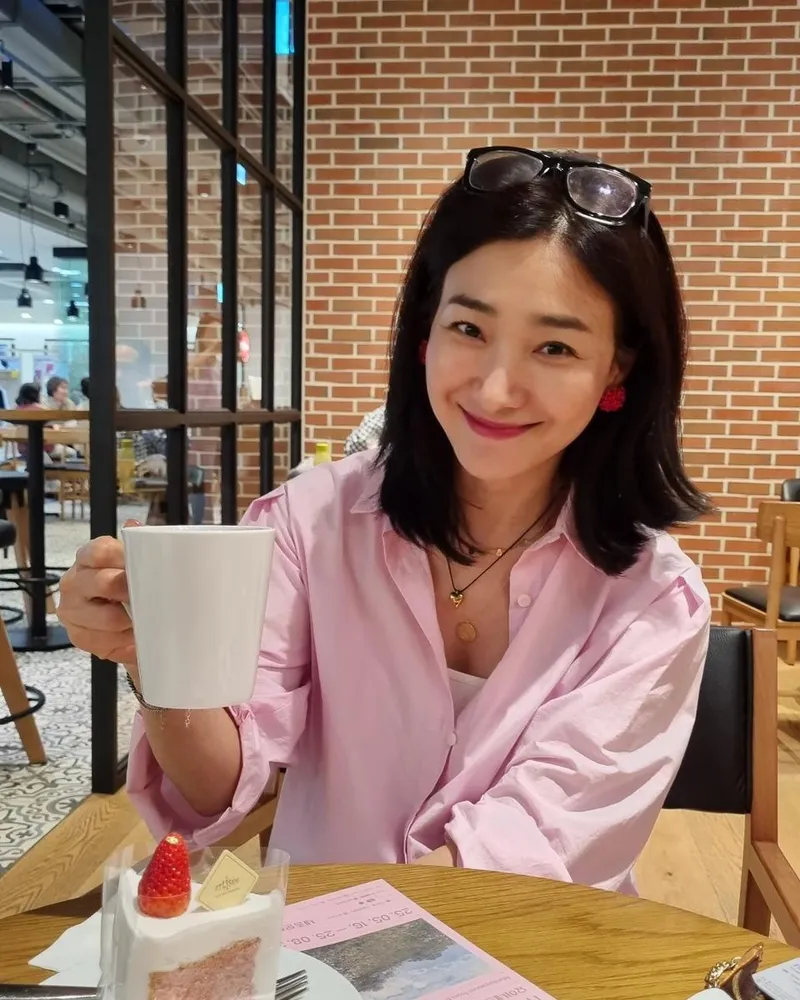 “잔잔한 미소를 건넨 저녁”…박현정, 봄날 카페→여유 가득한 일상 / 배우 박현정 인스타그램