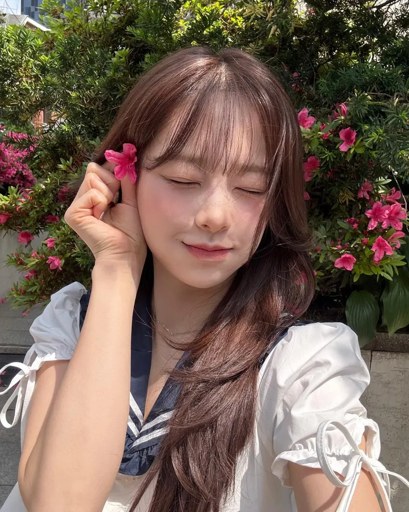 “그럼에도 불구하고 사랑하게 될 거야”…츄, 따스한 오후 미소→봄꽃보다 빛난 순간 / 가수 츄 인스타그램