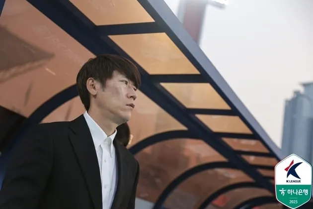 “판정 불만 드러내”…김은중, 홈 패배 후 발언→수원FC 연패 위기 / 연합뉴스
