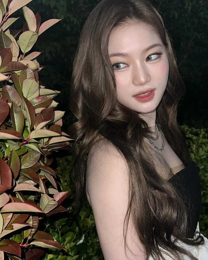 “달빛 머금은 눈빛”…아이사, 밤의 정원→몽환적 미소 / 스테이씨 아이사 인스타그램