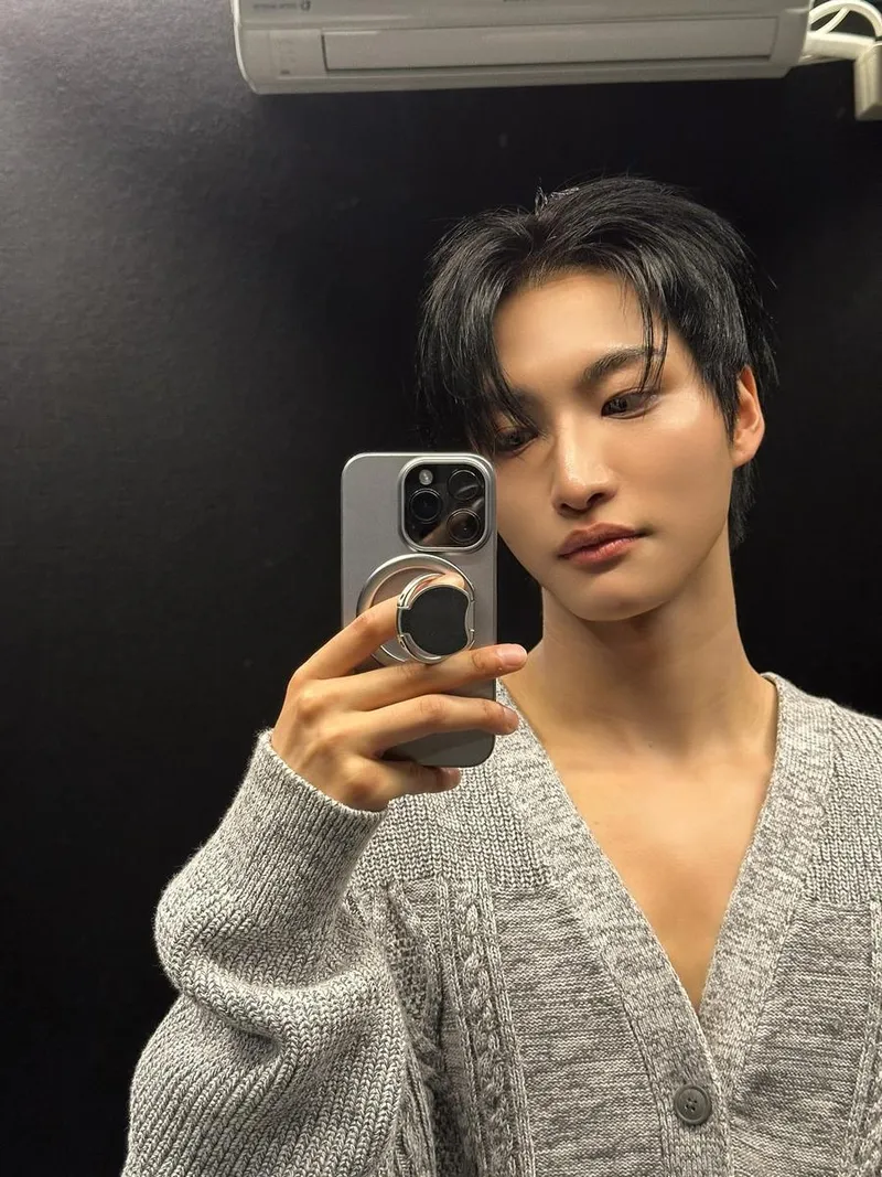 “떵 new 케이스”…성화, 깊어진 시선→여름밤 mirror mood / 그룹 에이티즈 성화 인스타그램