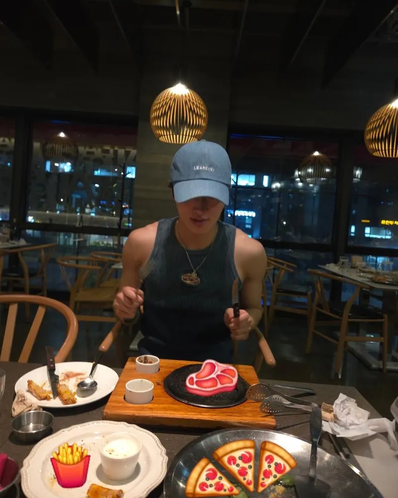 “조용한 밤의 소확행”…태영, 푸드와 셀카→여유로운 심야 휴식 / 그룹 크래비티 태영 인스타그램